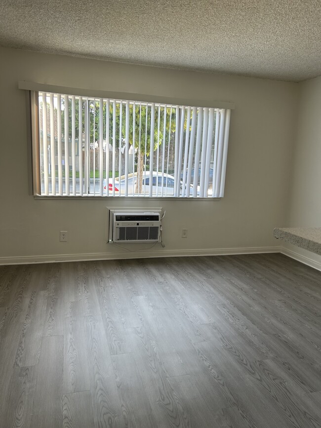 Photo - 6243 Comstock Ave Unit R