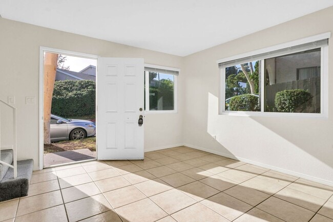 Photo - Spacious four bedroom in Prime UTC/UCSD Lo...