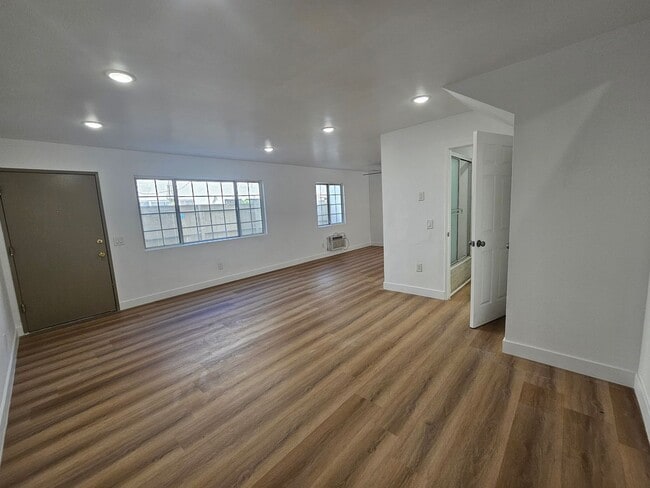 Building Photo - 245 E Ave 38 Unit #07