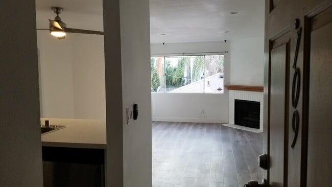 Building Photo - 6525 Woodley Ave Unit 104