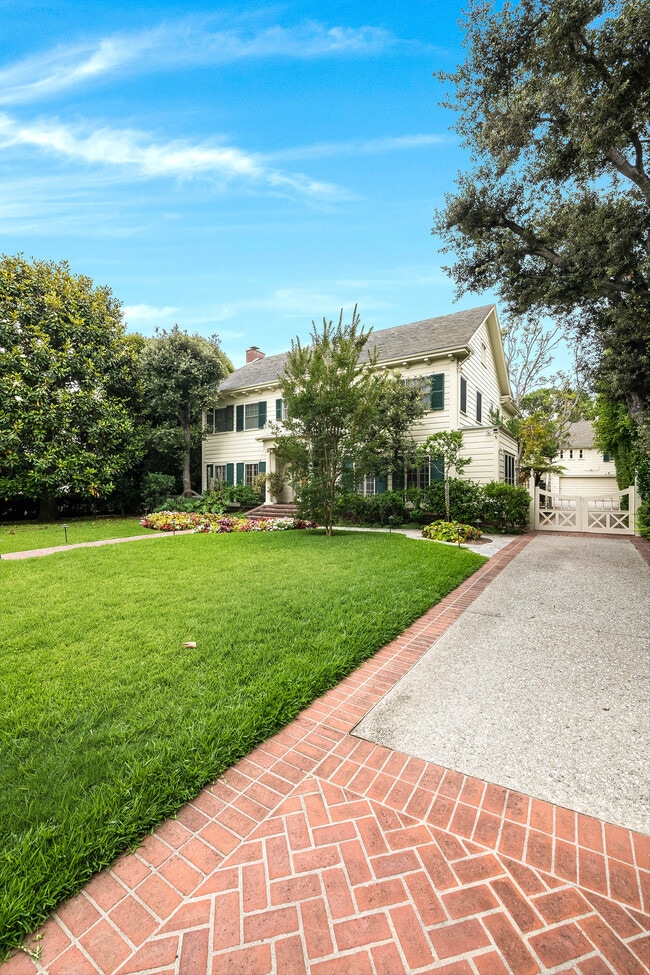 Photo - 809 N Bedford Dr