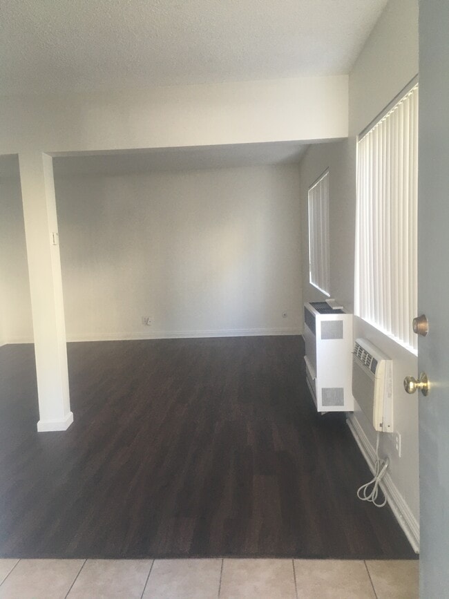 Entry View2 - 545 W Doran St Unit D