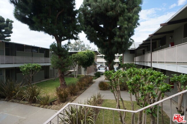 Building Photo - 11131 Rose Ave Unit 5 Rental