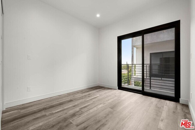 Building Photo - 1290 S Sherbourne Dr