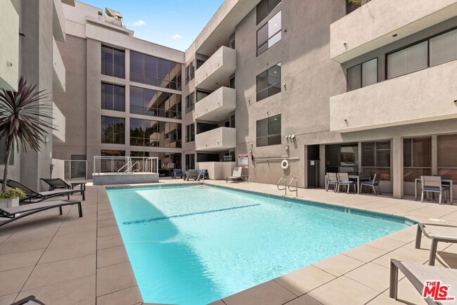 Building Photo - 12115 San Vicente Blvd Unit 315