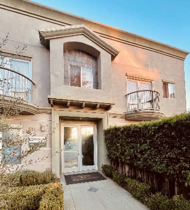 Building Photo - 3 Bedroom 2 Bath Apartment Unit C