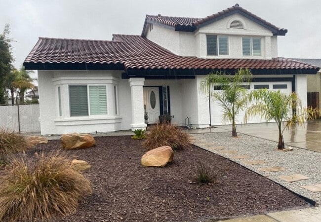 Building Photo - Gorgeous 4 bedroom & 3 bathroom house