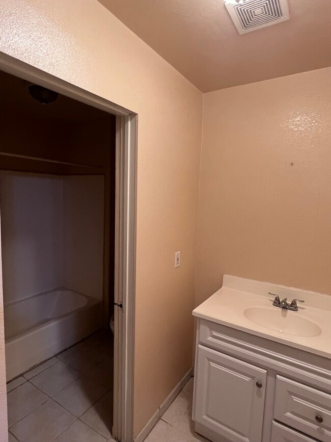 Photo - 2230 S Hickory St