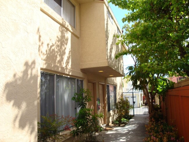 Photo - 3 Bed 2.5 Bath Townhome only blocks to Beach & Bay