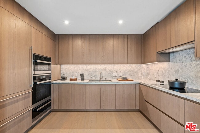 Photo - 2025 Ave of the Stars Unit 205