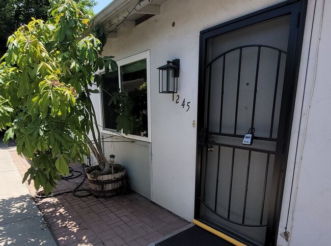 Building Photo - Renovated 2 Bed / 1 Bath Rental
