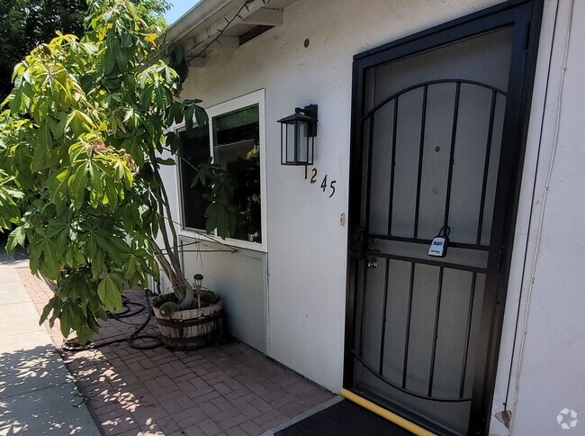 Building Photo - Renovated 2 Bed / 1 Bath Rental