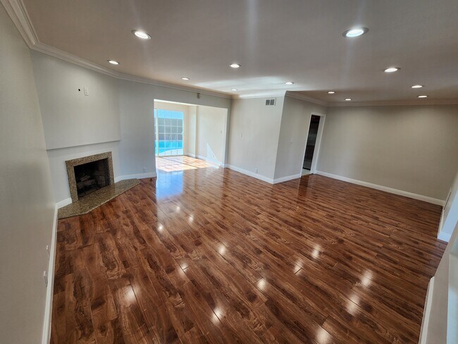 Photo - 13132 Hartland St