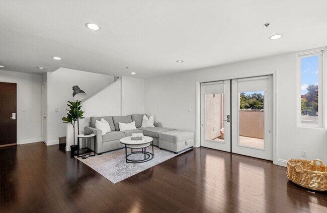 Photo - 924 Hornblend St