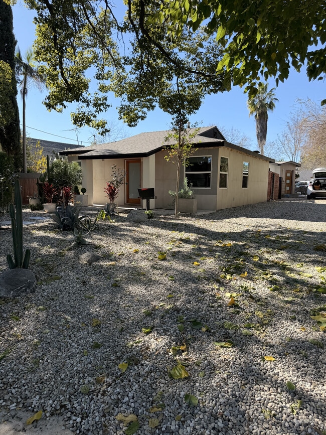 Building Photo - 261 N Oak Ave