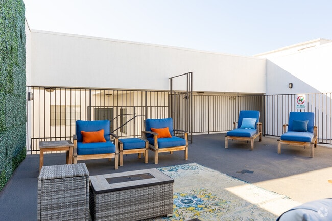 Chateau Toluca Apartments - Chateau Toluca