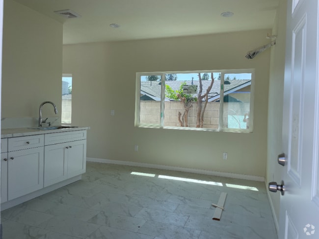 Building Photo - 918 N Maple St Unit 1 Rental