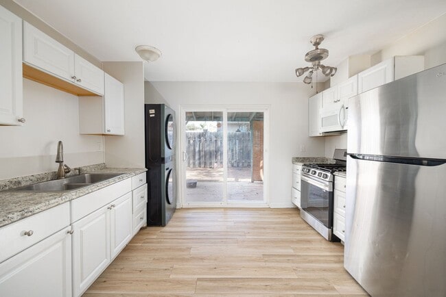 Building Photo - 767 Ball Ave Unit 767 Ball Ave A