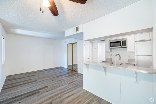 1BR, 2BA - 600SF - Dining Room - Azul Apartments