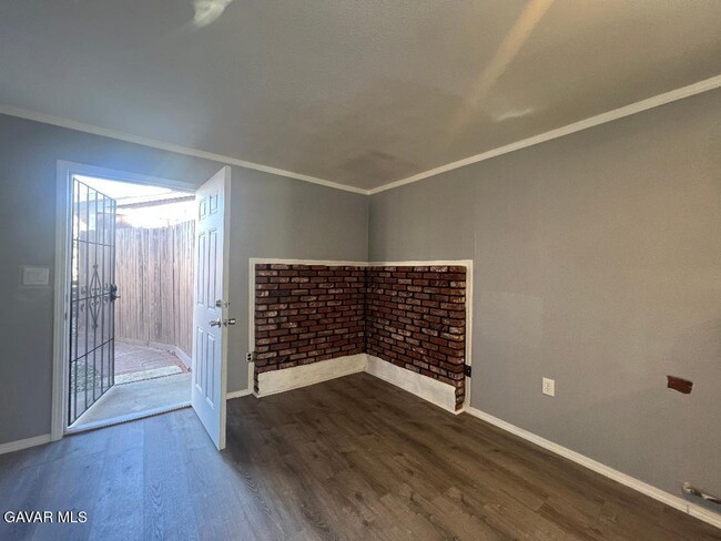 Photo - 43119 7th St E