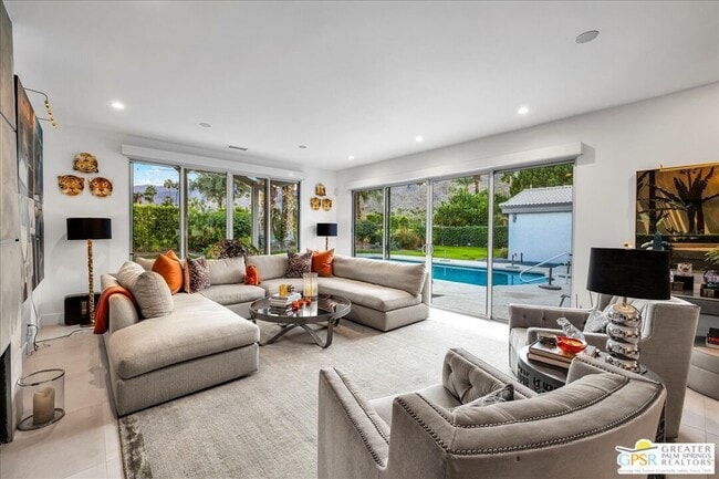 Building Photo - 605 E Sierra Way