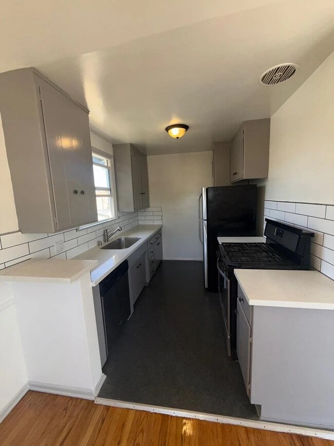 Building Photo - 6127 Romaine St Rental