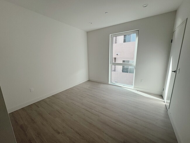 Photo - 13716 Victory Blvd