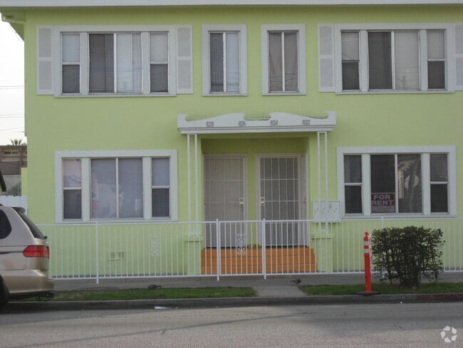 Building Photo - 826 E 10th St Rental