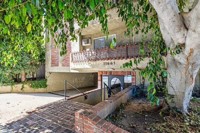 Photo - 11661 Goshen Ave