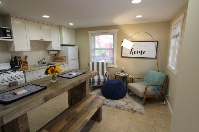 Building Photo - 806 Bayview Dr Unit Lower