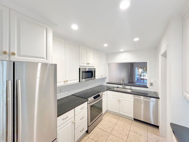 Building Photo - Amazing 2BR/2BA in the heart of UTC! Parki... Unit 15