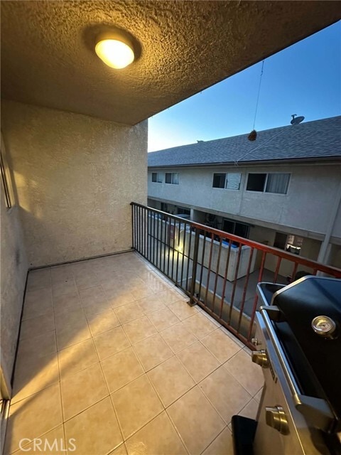 Building Photo - 7641 Reseda Blvd