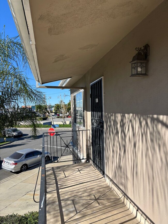 Building Photo - 2 bedroom 1 bath available now in East LA! Unit E