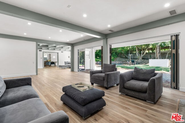 Building Photo - 926 N Alpine Dr