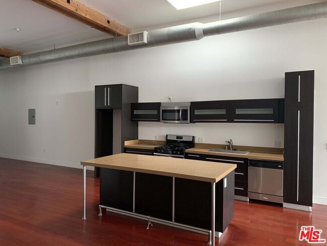 Building Photo - 652 Mateo St Unit 305