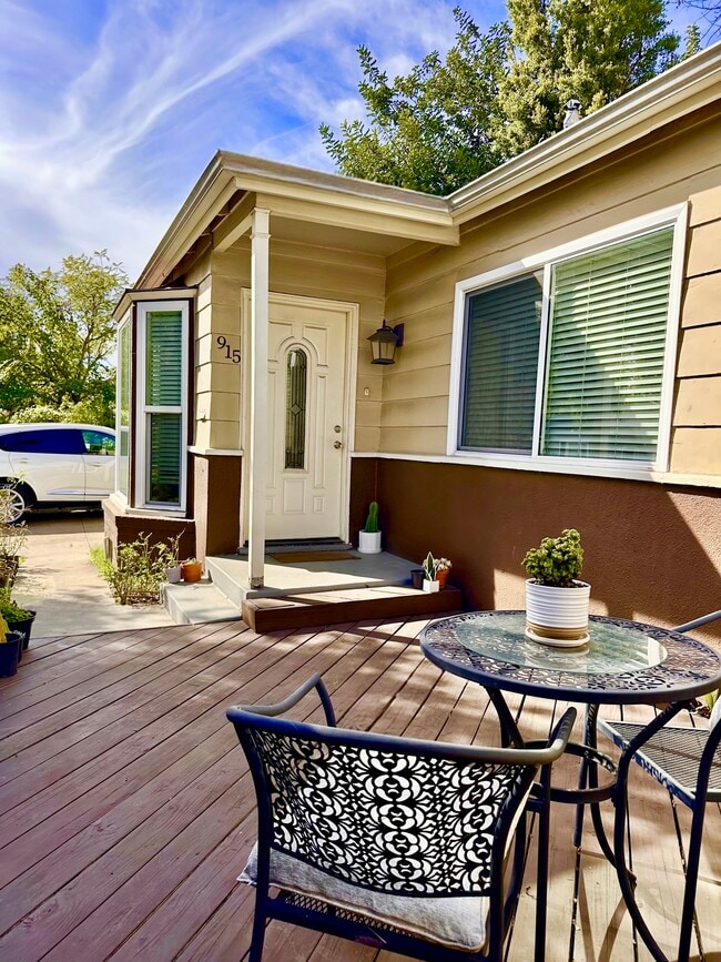 Building Photo - 915 N Los Robles Ave