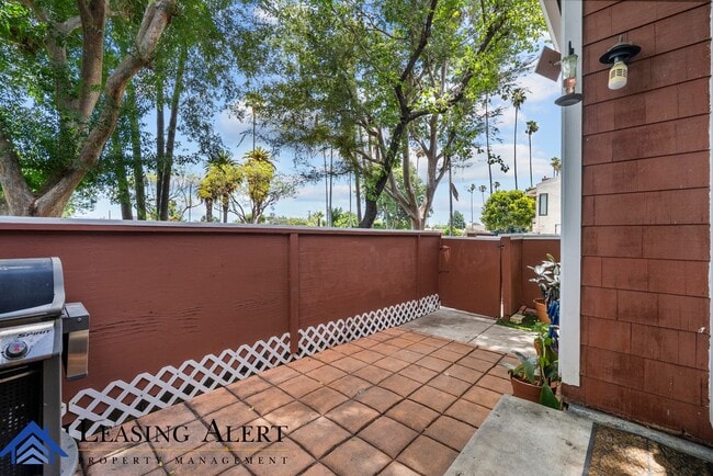 Photo - 19431 Sherman Way
