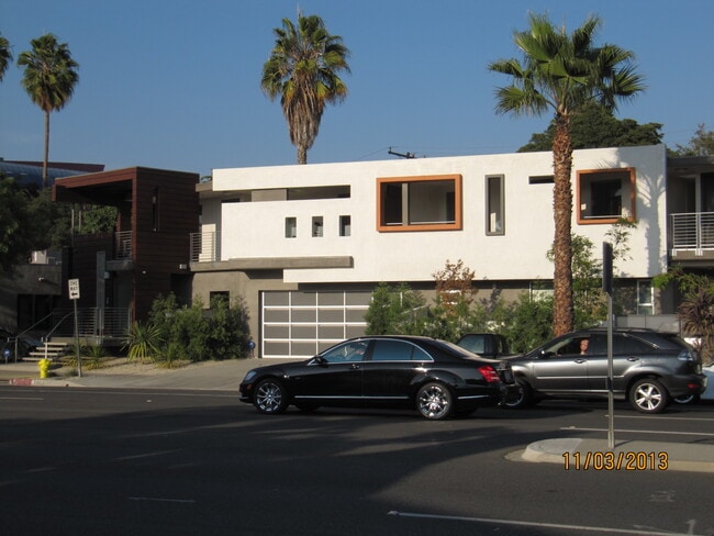 Building Photo - 502 N San Vicente Blvd Unit 3