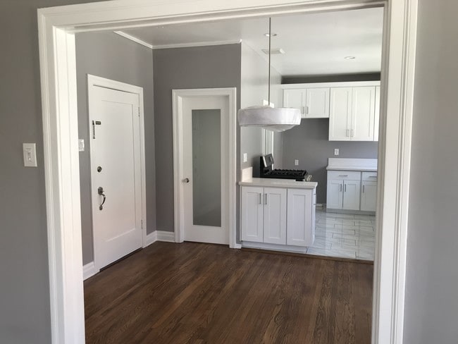 Entry/Dining Rm - 1155 1/2 N Maryland Ave Unit --