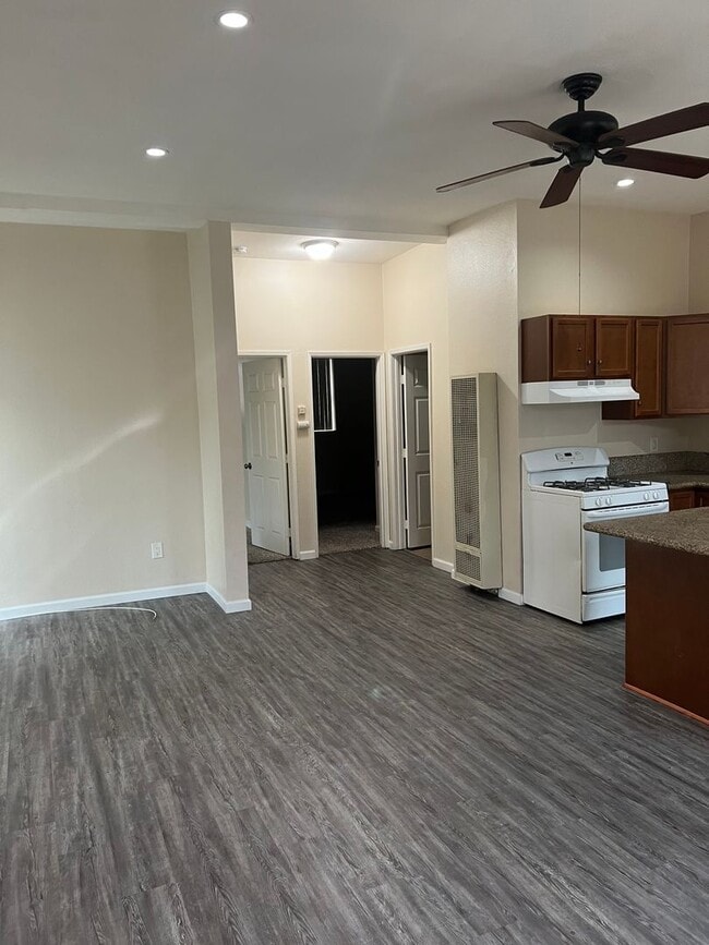 Building Photo - 12652 Julian Ave Unit 1