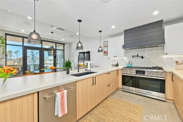 Photo - 502 E Balboa Blvd