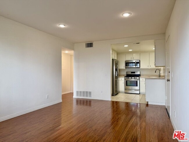 Building Photo - 1348 E Hillcrest Dr Unit 69