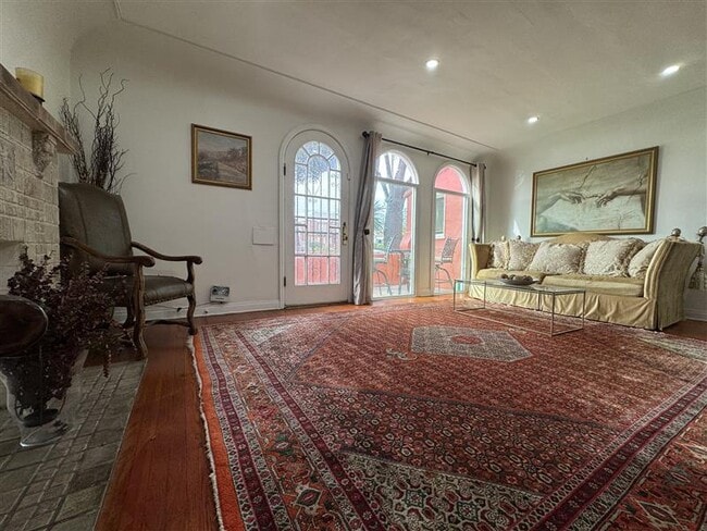 Photo - 1056 S Redondo Blvd Unit 1058