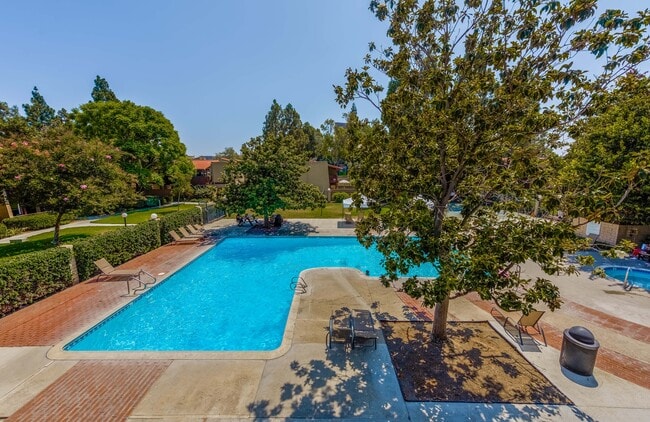 Building Photo - 1000 W MacArthur Blvd Unit 28