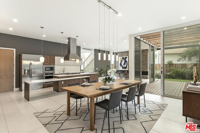 Photo - 16540 Moorpark St