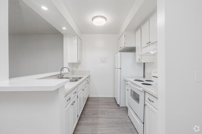 1BR, 1BA - 650SF - Kitchen - 401 S Ardmore Ave
