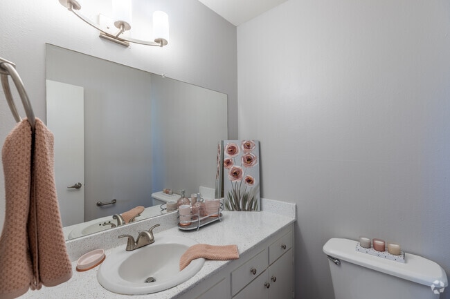 2BR, 2BA - 865SF - La Privada Valle Poway