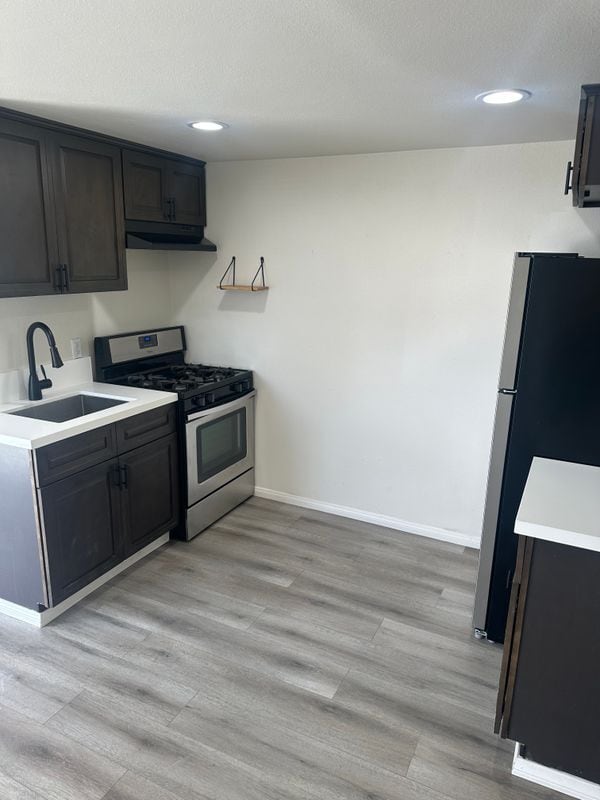 Photo - 931 E 6th St