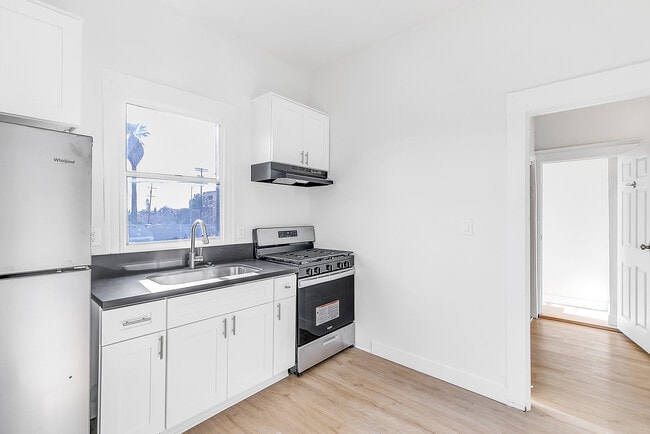 Photo - 1618 E Vernon Ave Unit 1618