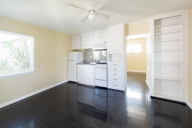 Building Photo - 1911 Church St